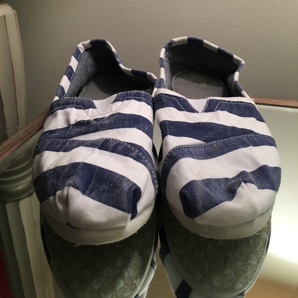 Toms size 9- women's