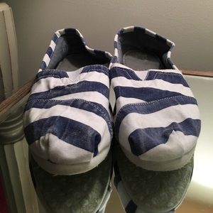 Toms size 9- women's