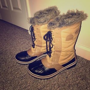 Sorel barely worn size 9.5 waterproof boots