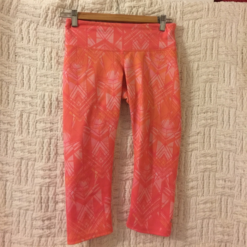 ALO Airbrush Capri  Yoga Leggings - Picture 2 of 3