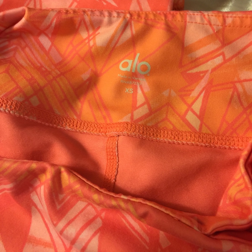 ALO Airbrush Capri  Yoga Leggings - Picture 3 of 3