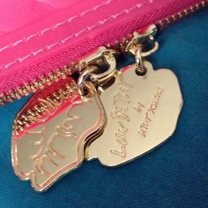 👄👛💕Betsey Johnson Fuchsia Jelly Dome Bag 👄💕👜