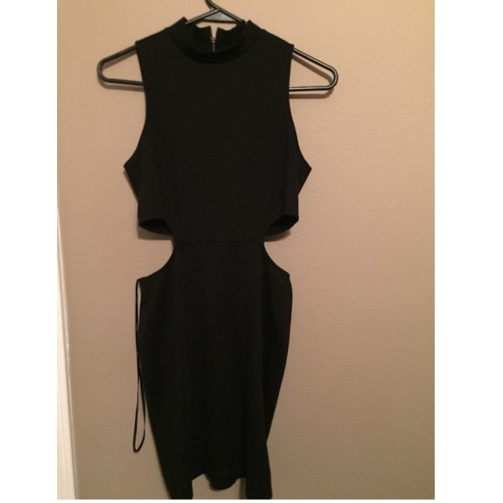 Black fitted Cut Out Party Dress! 😍
