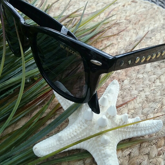 Set of 3 name brand sunglasses - Picture 2 of 4