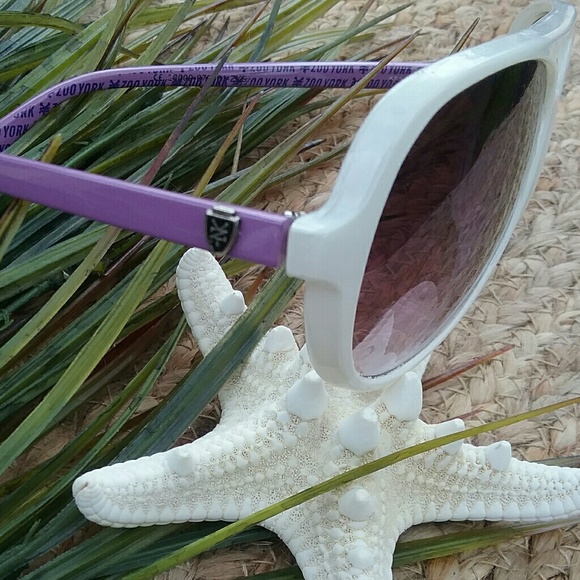 Set of 3 name brand sunglasses - Picture 3 of 4