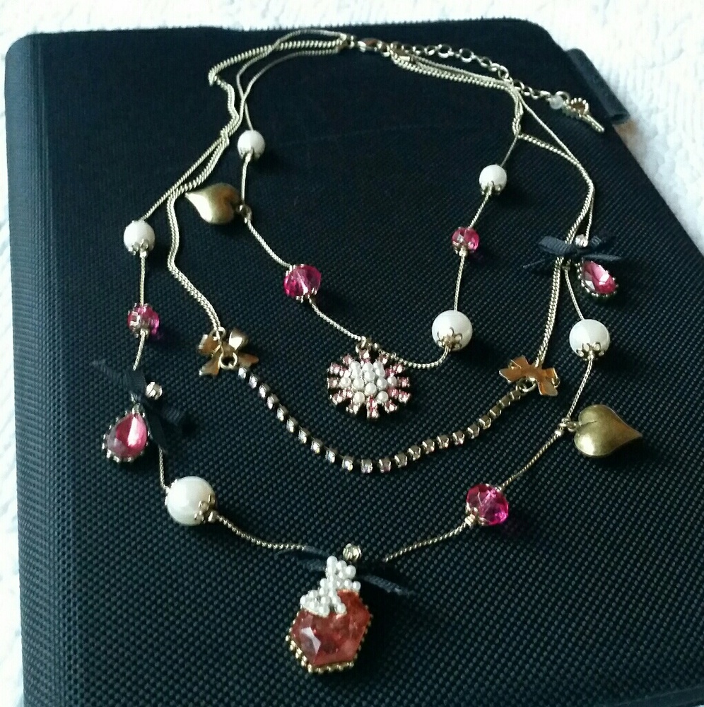 Betsey Johnson neclace, EUC