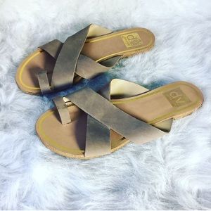 Dolce Vita Flat Sandals Toe Strap 6.5