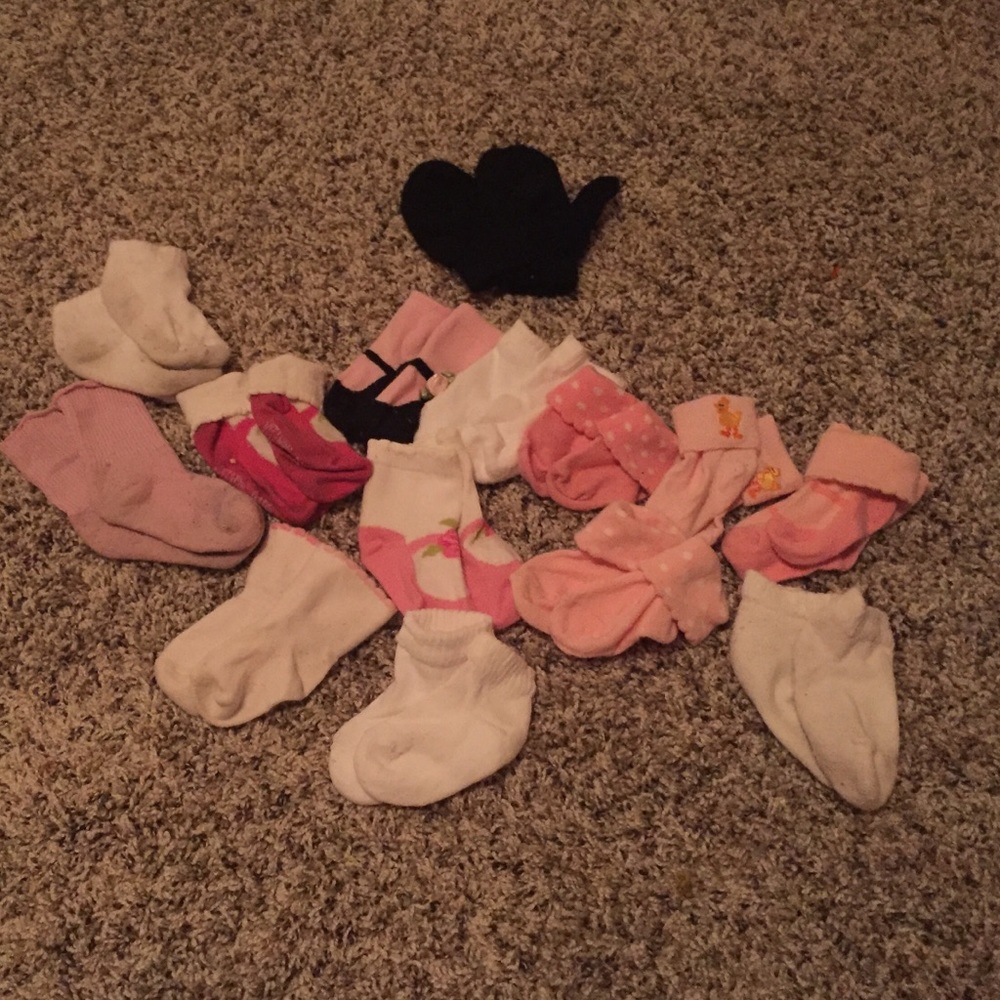 New born to 3 months girl socks and mittens