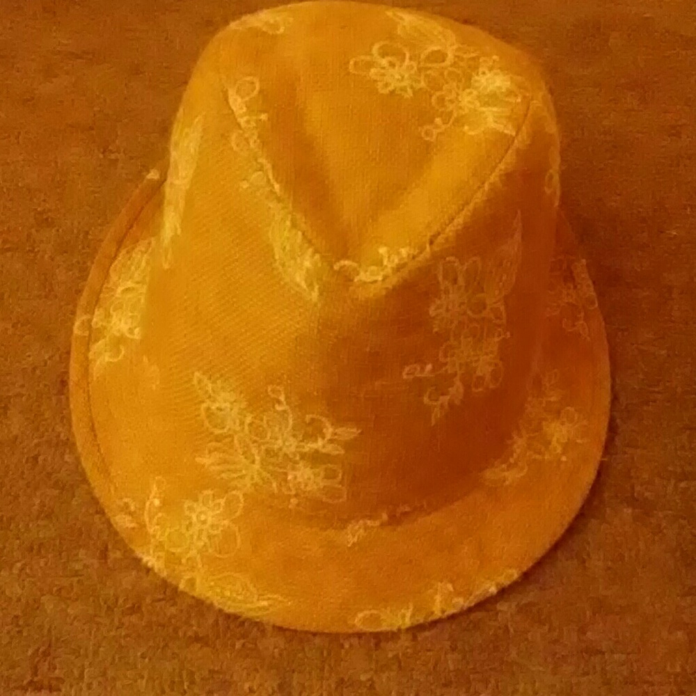 A nice elegant hat for the summer.