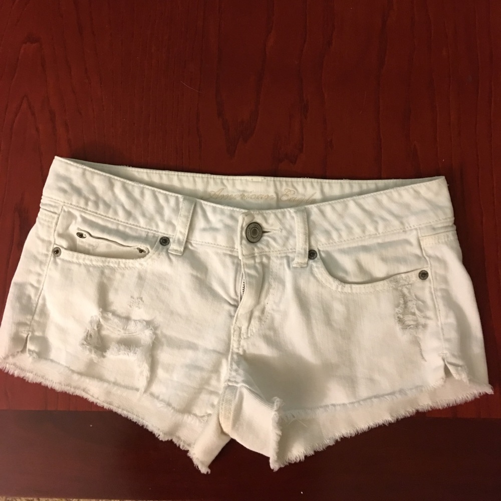 Pristine white stretchy denim shorts