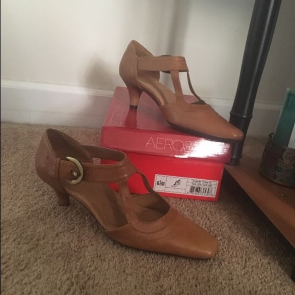 Aerosoles women's Tan Leather shoes Size 6.1/2 M