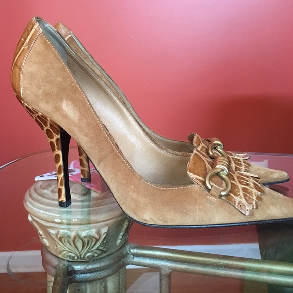 Casadei Suede pump w/gold hardware and croc accent - Picture 3 of 7