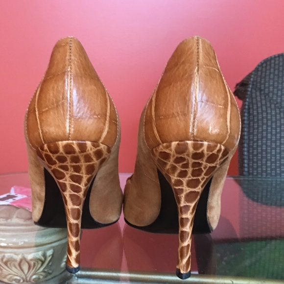 Casadei Suede pump w/gold hardware and croc accent - Picture 4 of 7