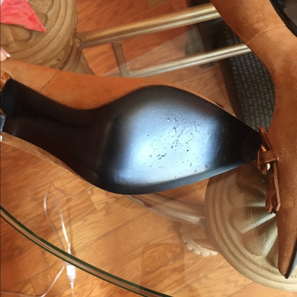 Casadei Suede pump w/gold hardware and croc accent - Picture 5 of 7