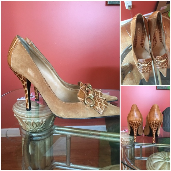 Casadei Suede pump w/gold hardware and croc accent - Picture 6 of 7