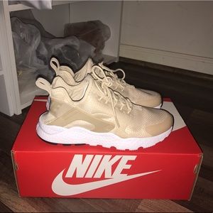 Women's Huarache Run Ultra sz 6.5 in Oatmaal!!