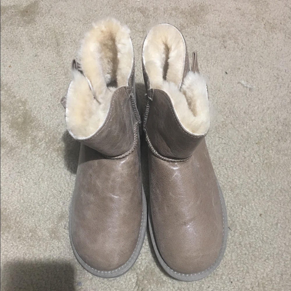 Ugg boots crystal bow brand new never worn size 8