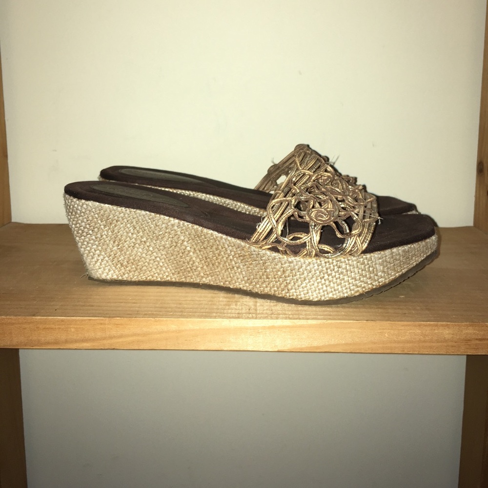Platform wedge low with gold decorative toe strap