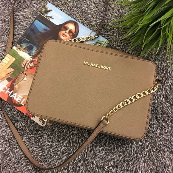 Michael Kors Handbags - 💥Closet Clear Out💥 MK crossbody  - looks new!