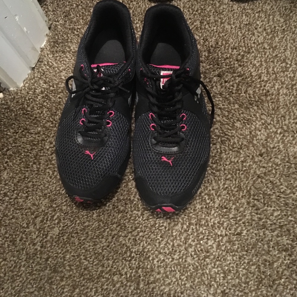 Tennis shoes