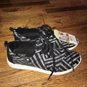 TOMS- women's size 9-new in box