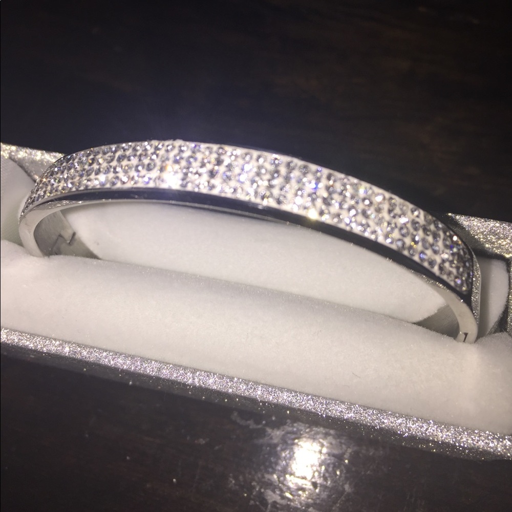 Sparkling Silver Clasp Bracelet - Picture 2 of 3