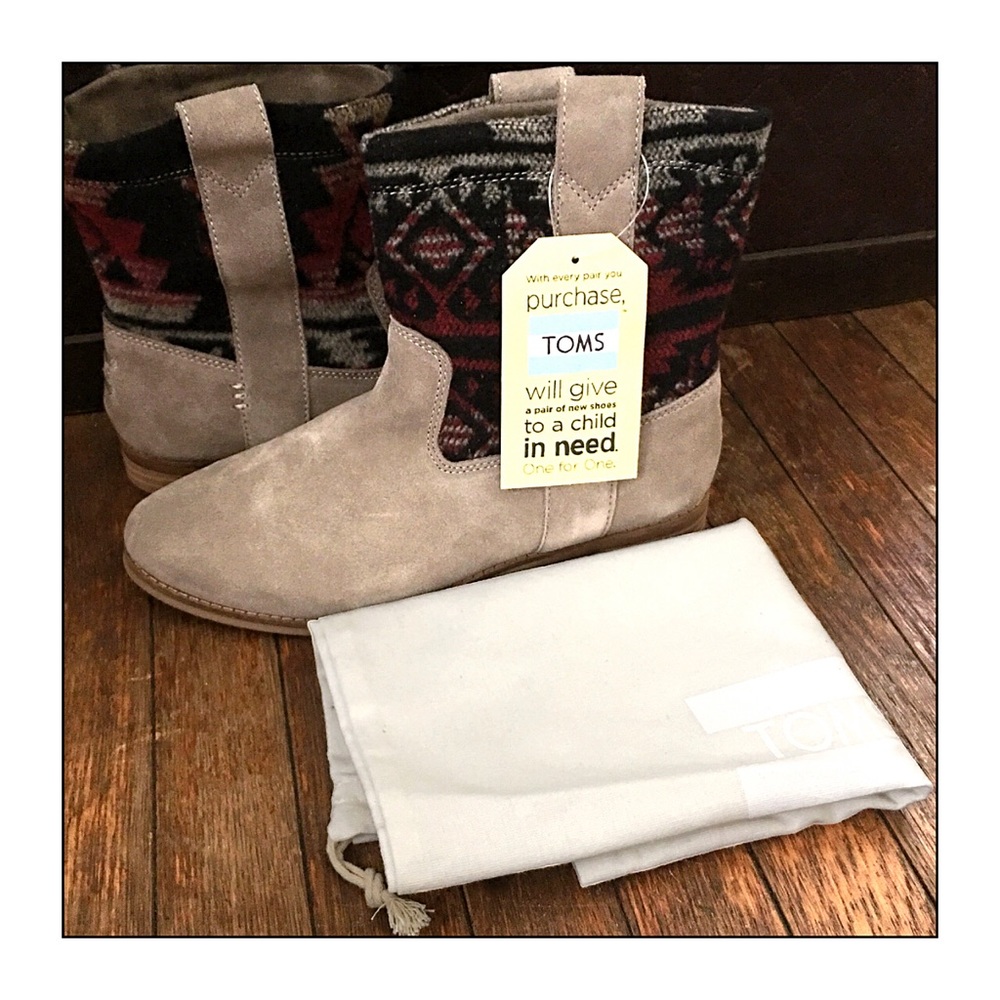 TOMS Laurel Suede Desert Taupe Boots - Picture 4 of 6