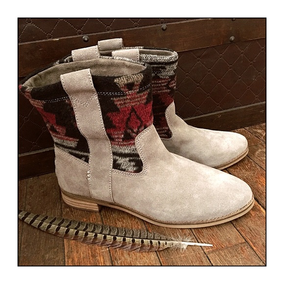 TOMS Laurel Suede Desert Taupe Boots - Picture 2 of 6