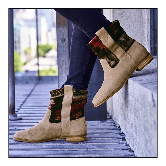 TOMS Laurel Suede Desert Taupe Boots - Picture 5 of 6