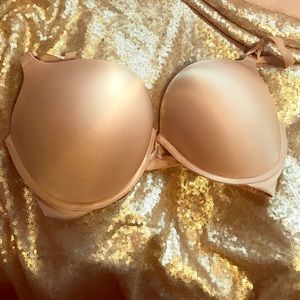 38D bombshell plunge nude