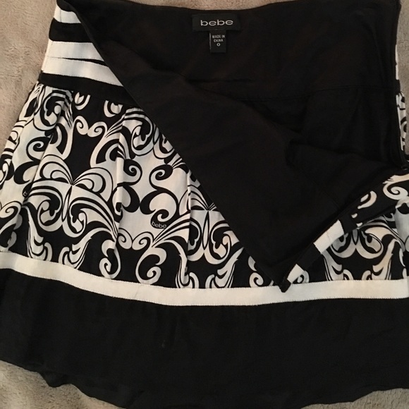 Stolen From Storage Unit White & Black short fitting skirt it's so Cute on! - Picture 2 of 4