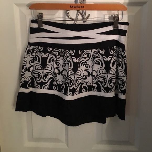 Stolen From Storage Unit White & Black short fitting skirt it's so Cute on! - Picture 3 of 4