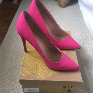 Fuchsia pointy toe heels