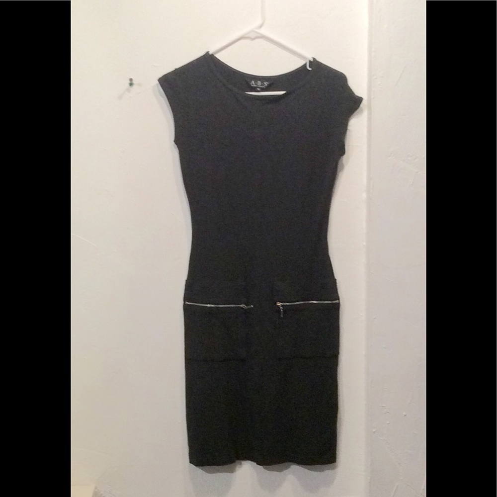 Dark grey dress with zippers, Knie length.