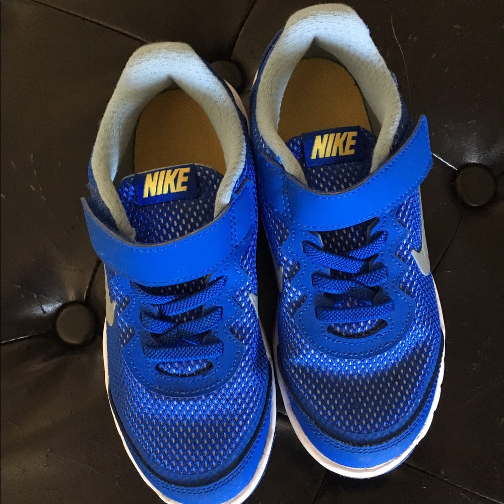 Kids size 11.5 Nike Shoes