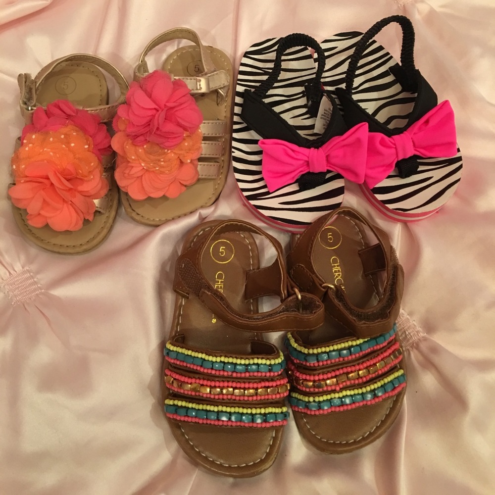 3 pairs of size toddler 5 sandals.