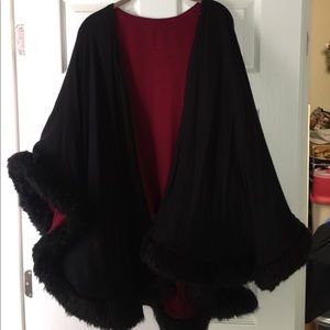 Reversible faux fur trimmed cape.fine gauge