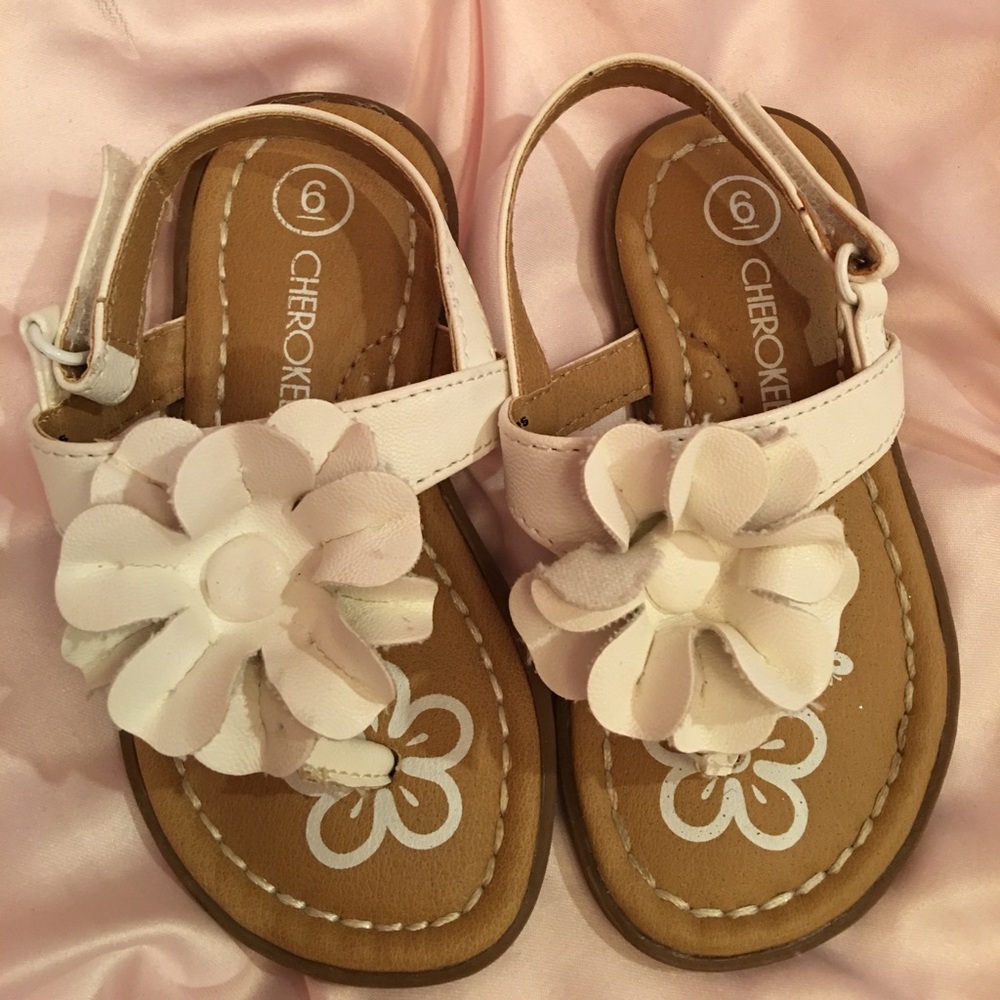 White flower sandals size 6 toddler