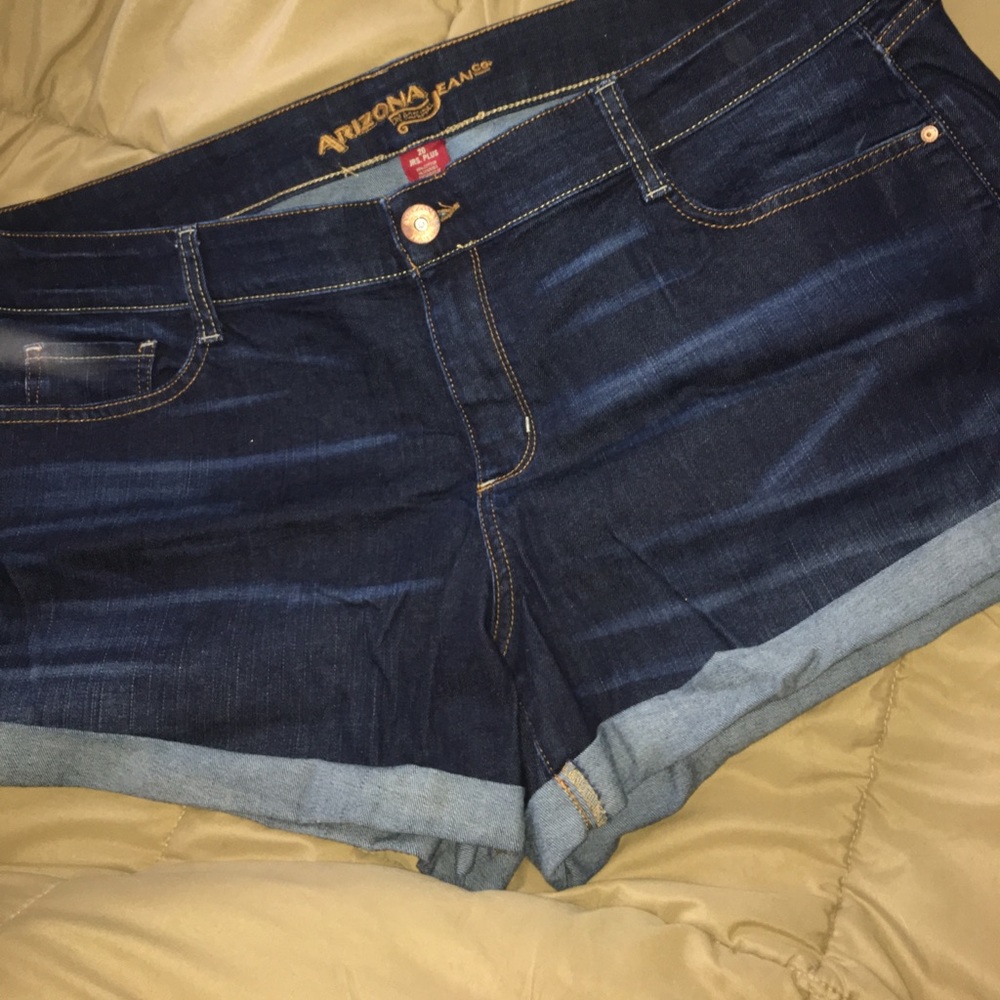 Mid-waisted jean shorts