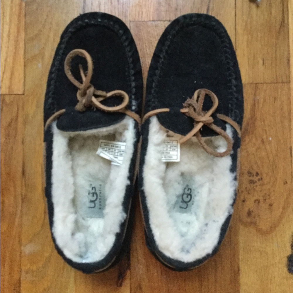 Black ugg moccasin size 6