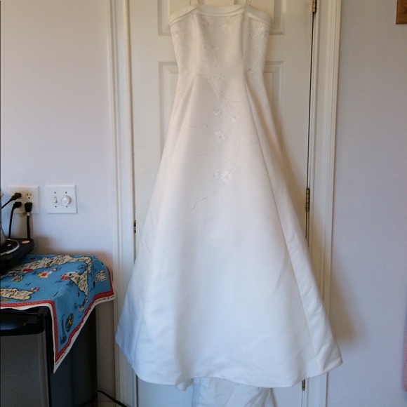 Wedding dress - Picture 1 of 1