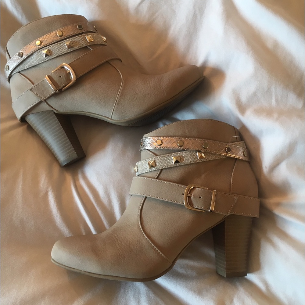 Jennifer Lopez booties size 7 1/2