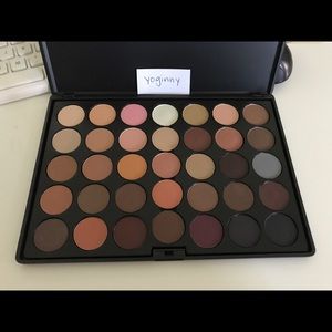 Crown eyeshadow palette