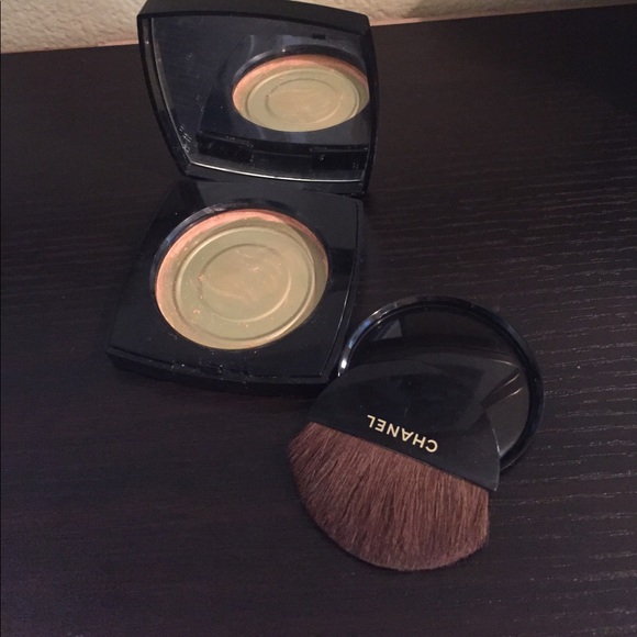 SOLD Empty Chanel foundation Case With fan Brush - Picture 1 of 3