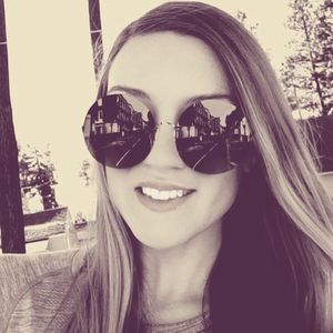 Meet your Posher, Larissa