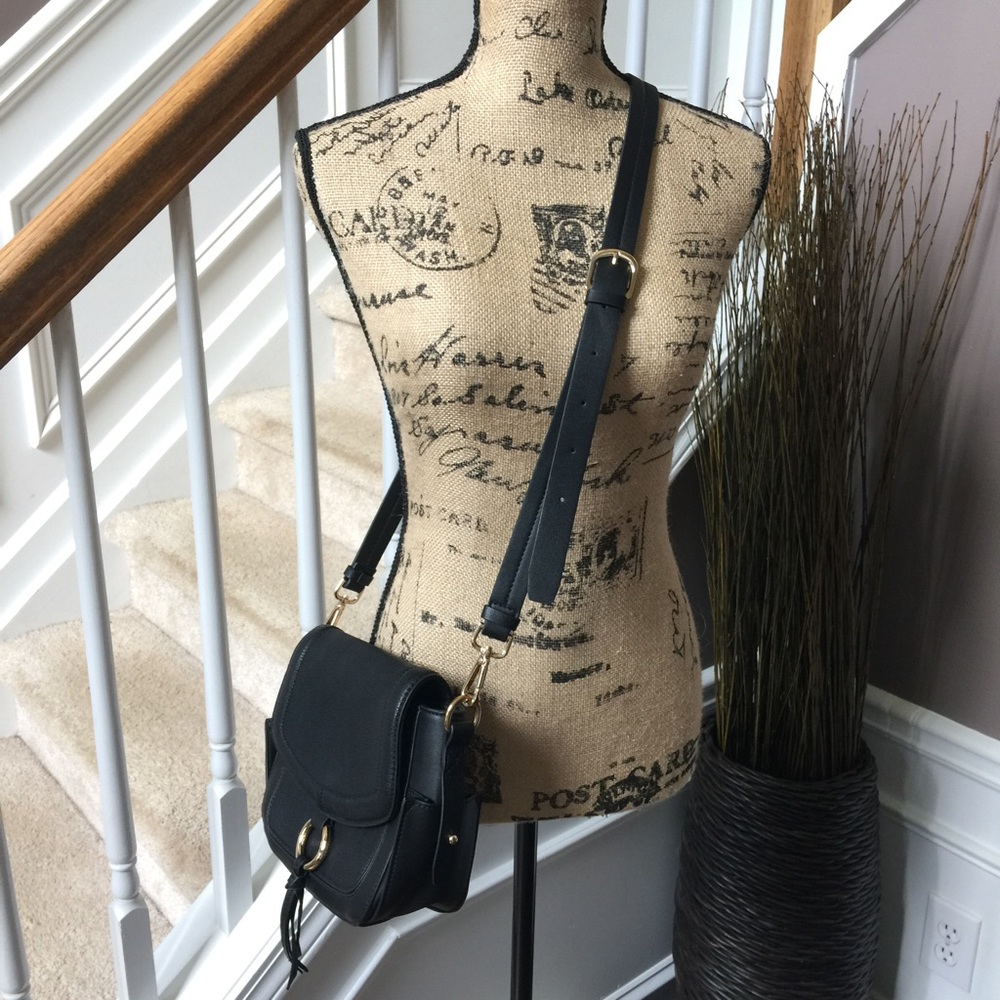🎉HP 6/12/2017🎉Black faux leather crossbody purse