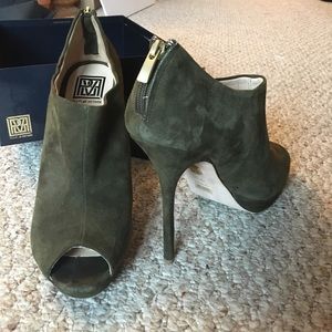 Pour La Victoire Open Toe Booties Size 9