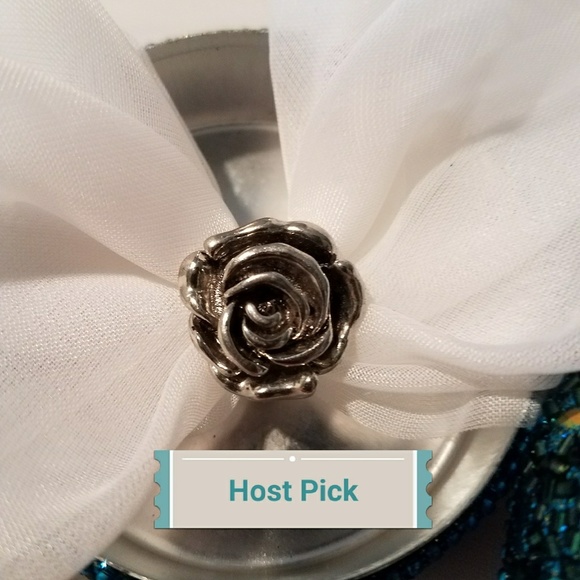 Jewelry - ✅🎉HP🎉-Gun Barrel Toned Ring in Rose Design