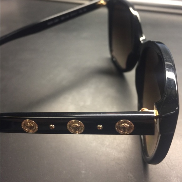 Versace Sun glasses 👓 sunglasses 🕶 - Picture 2 of 3