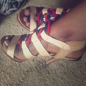 NWT L.A.M.B sandals